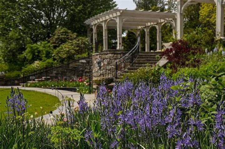 Does Massachusetts have a botanical garden?