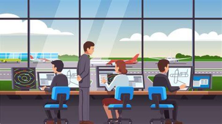 How much does a airport manager earn?