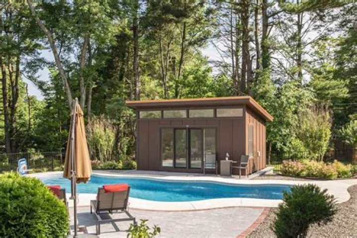 How much does it cost to build a pool house?