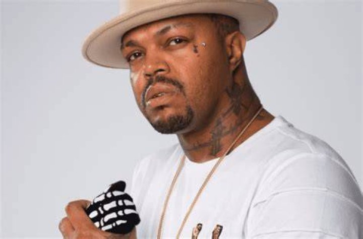 Is DJ Paul missing a hand?
